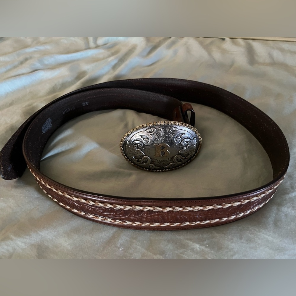 Justin’s Western belt with “B” buckle